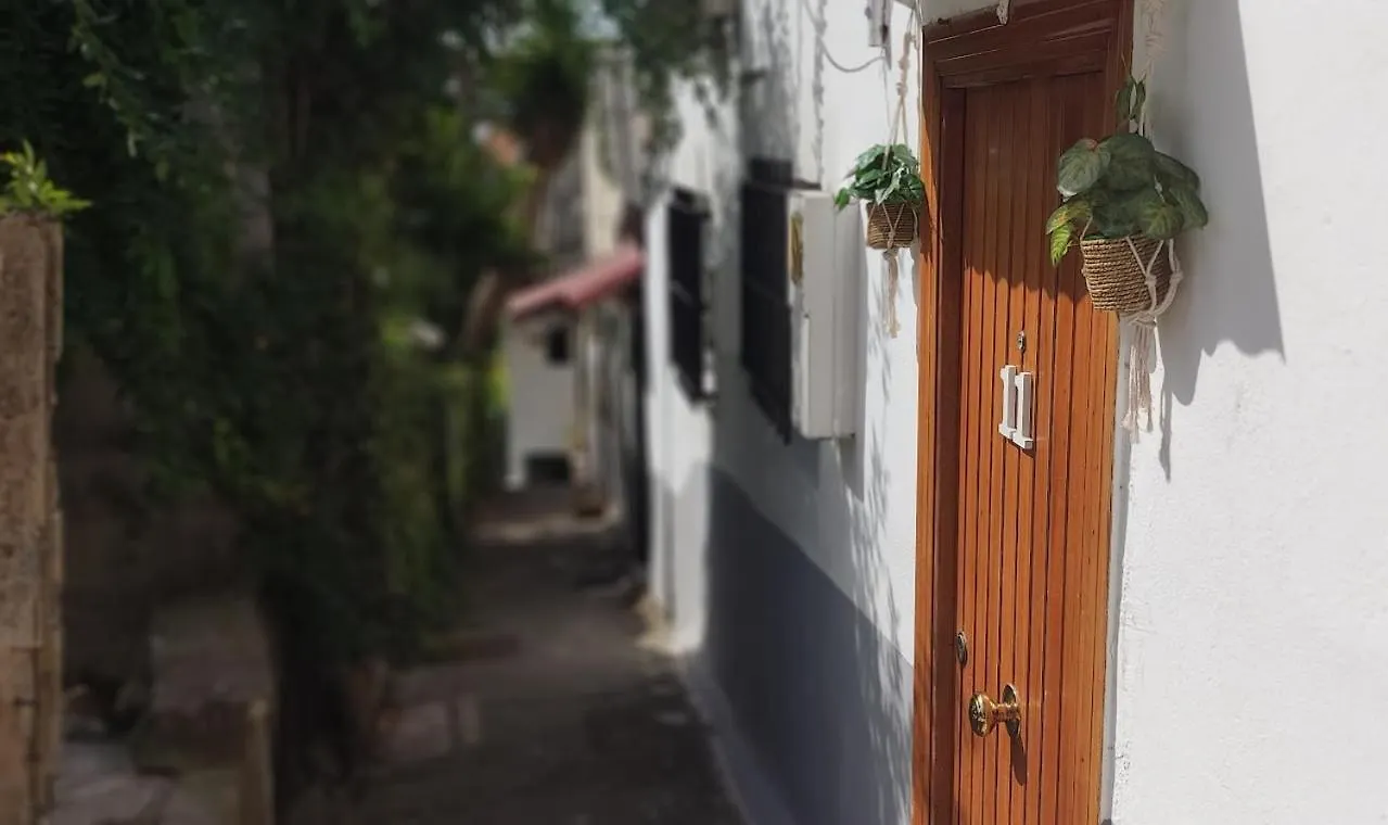Casita Reformada - Camina Al Centro Y A La Playa contacts